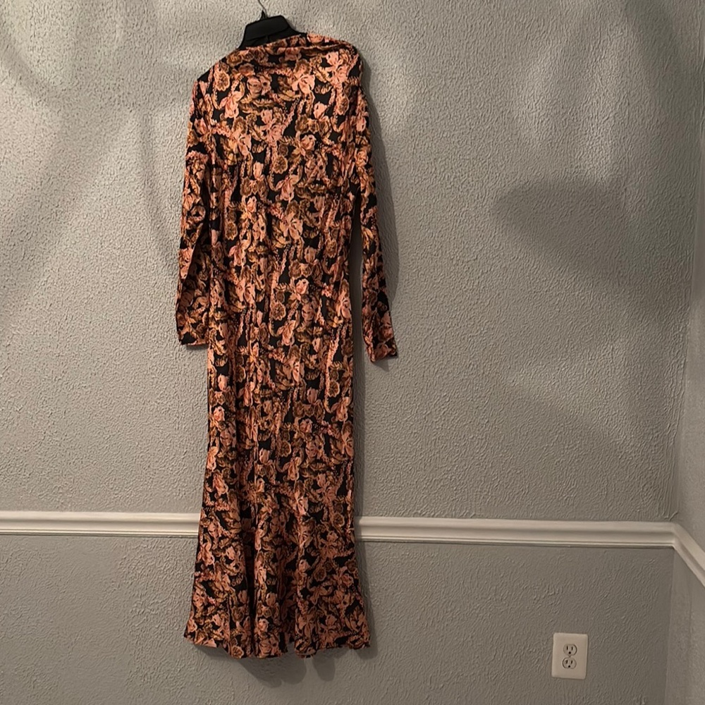 SIGNIFICANT OTHER AIIFOS Evie Pleated Cut-Out Midi Dress, Floral Long Sleeve - Picture 6 of 14